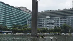 Pekerja melakukan perbaikan kolam air mancur Bundaran HI, Jakarta, Sabtu (23/2). Perbaikan tersebut dilakukan untuk mengganti barang yang rusak dan sekaligus pengecekan fungsi air mancur. (Merdeka.com/Imam Buhori)