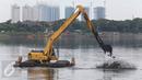 Alat berat mengeruk lumpur dan sampah yang mengendap di Waduk Pluit, Jakarta, Rabu (30/11). Pengerukan dilakukan untuk mengantisipasi banjir, seiring dengan datangnya musim hujan. (Liputan6.com/Immanuel Antonius)