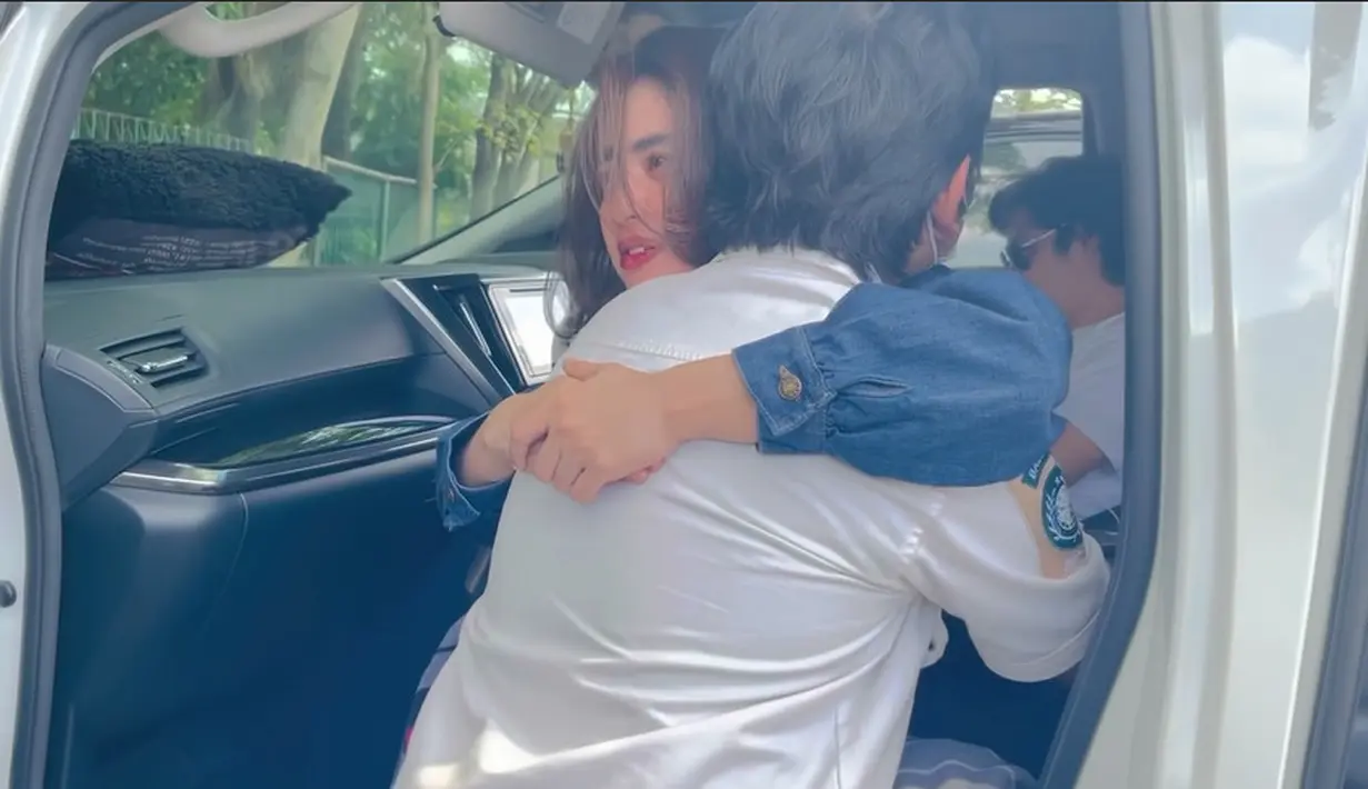 Dewi Perssik dan Gabriel (Youtube/DEWI PERSSIK)