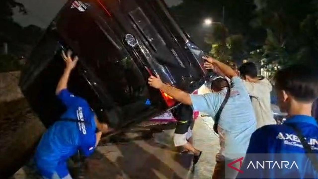 Warga Kapuk Mendesak Penambahan Lampu Jalan Setelah Minibus Terperosok Parit