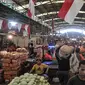 Aktivitas pedagang di Pasar Induk Kramat Jati, Jakarta Timur, Rabu (14/12/2022). Berdasarkan data Pusat Informasi Harga Pangan Strategis (PIHPS) Nasional pada hari ini, sejumlah komoditas menunjukkan kenaikan. (merdeka.com/Iqbal S. Nugroho)