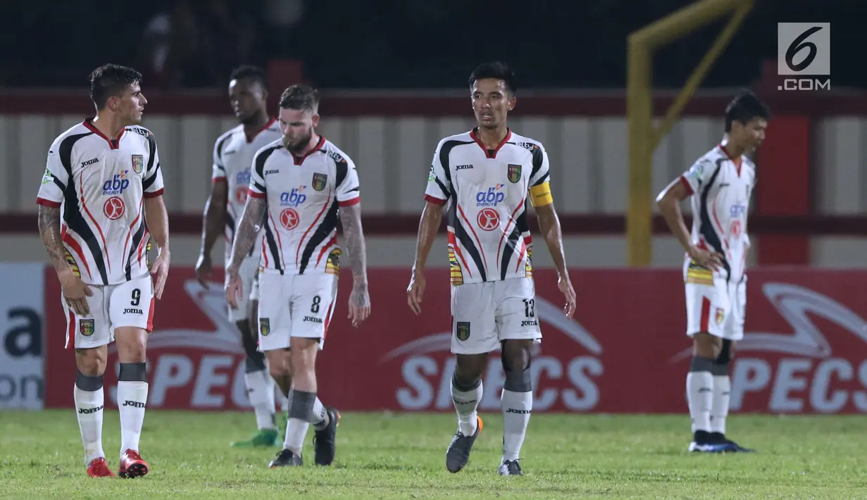 Pemain Mitra Kukar tertunduk saat laga melawan Bhayangkara FC pada lanjutan Go-Jek Liga 1 Indonesia 2018 bersama Bukalapak di Stadion PTIK Jakarta, Kamis (17/5). Mitra Kukar kalah 0-1. (Liputan6.com/Helmi Fithriansyah)