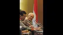 Martua Pardede (kanan) memberikan penjelasan saat melakukan pertemuan antara pimpinan MPR RI dengan panitia World Congress di  Ruang Delegasi  Parlemen RI, Jakarta, Senin (16/02/2015). (Liputan6.com/Andrian M Tunay)