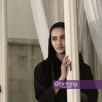 Ririn Ekawati masih mengenang kehadiran sang suami tercinta. Ia pun kerap terisak jika mengingat kenangan indahnya tersebut. (Foto: Bambang E Ros, DI: Muhammad Iqbal Nurfajri/Bintang.com)