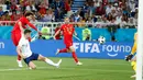 Pemain timnas Belgia, Marouane Fellaini mencoba melepaskan tembakan ke gawang Inggris pada laga terakhir Grup G di Stadion Kaliningrad, Kamis (28/6). Belgia menutup fase grup Piala Dunia 2018 dengan kemenangan 1-0 atas Inggris. (AP/Alastair Grant)