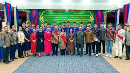 Jenderal Hing Bun Hieng menyambut dengan hangat dalam pertemuan yang berlangsung di Ta Khmau. Awalnya, ia menceritakan sedikit tentang dinamika antara Kamboja dan Thailand. Baik, Jenderal Hing Bun Hieng dan juga Letjen TNI Purn Marciano berharap perdamaian segera tercapai. (Dok. KONI)