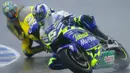 <p>Sete Gibernau pernah meraih kemenangan di Sirkuit Jerez pada tahun 2004 saat bersama Telefonica Movistar Honda. Mengawali balapan dibelakang Valentino Rossi, ia justru mampu finis tercepat disusul oleh Max Biaggi dan Alex Barros. (AFP/Pierre-Philippe Marcou)</p>