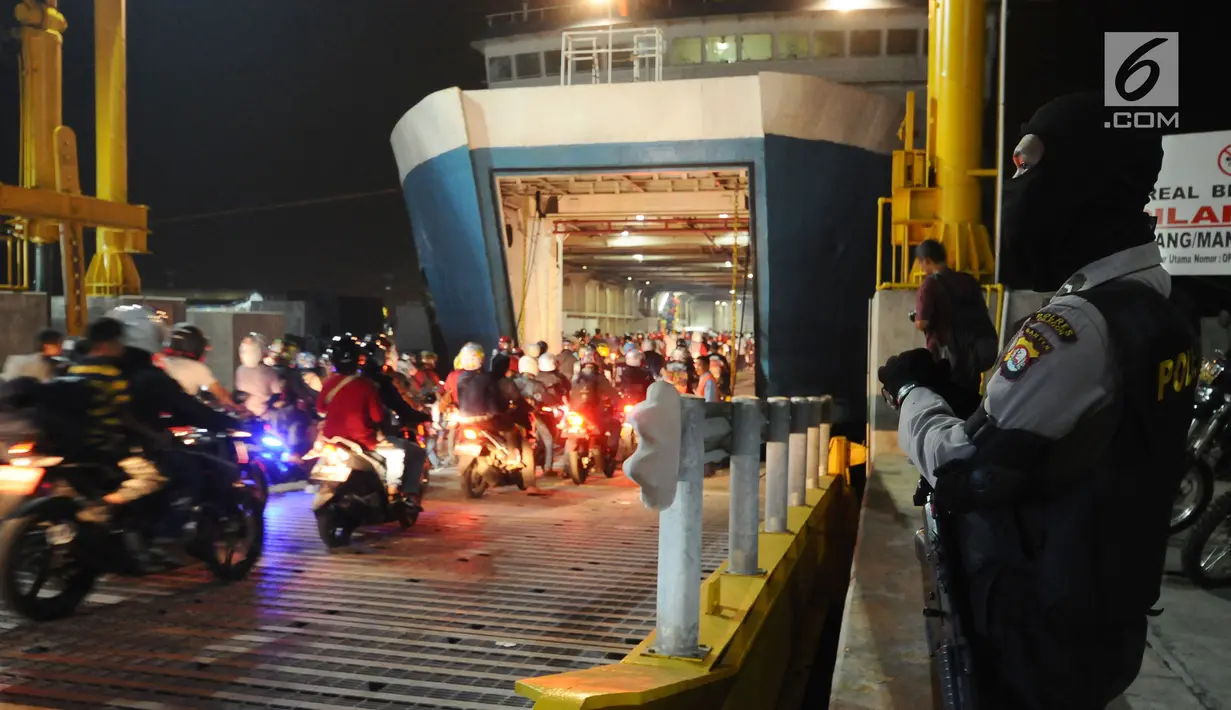 Polisi mengawasi pemudik bermotor yang masuk ke dalam kapal di Dermaga 6 Pelabuhan Merak, Banten, Kamis (22/6). Dini hari, ribuan pemudik bermotor antri menyeberang dari Pelabuhan Merak menuju Bakauheni, Lampung. (Liputan6.com/Helmi Fithriansyah)