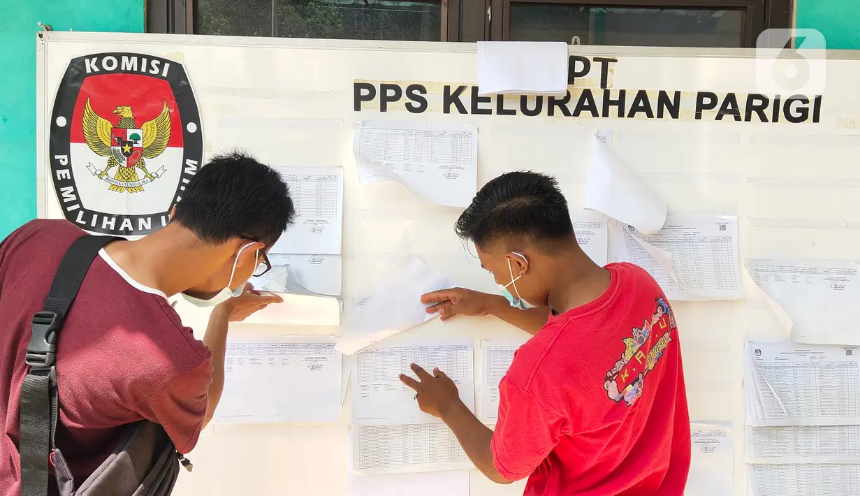 Warga mengecek Daftar Pemilih Tetap (DPT) di kelurahan Parigi, Tangerang, Selasa (8/12/2020). Jelang pilkada serentak khususnya wilayah Tangerang Selatan banyak warga yang melakukan pengecekan untuk memastikan nama mereka terdaftar sebagai DPT di wilayah tersebut. (Liputan6.com/Angga Yuniar)