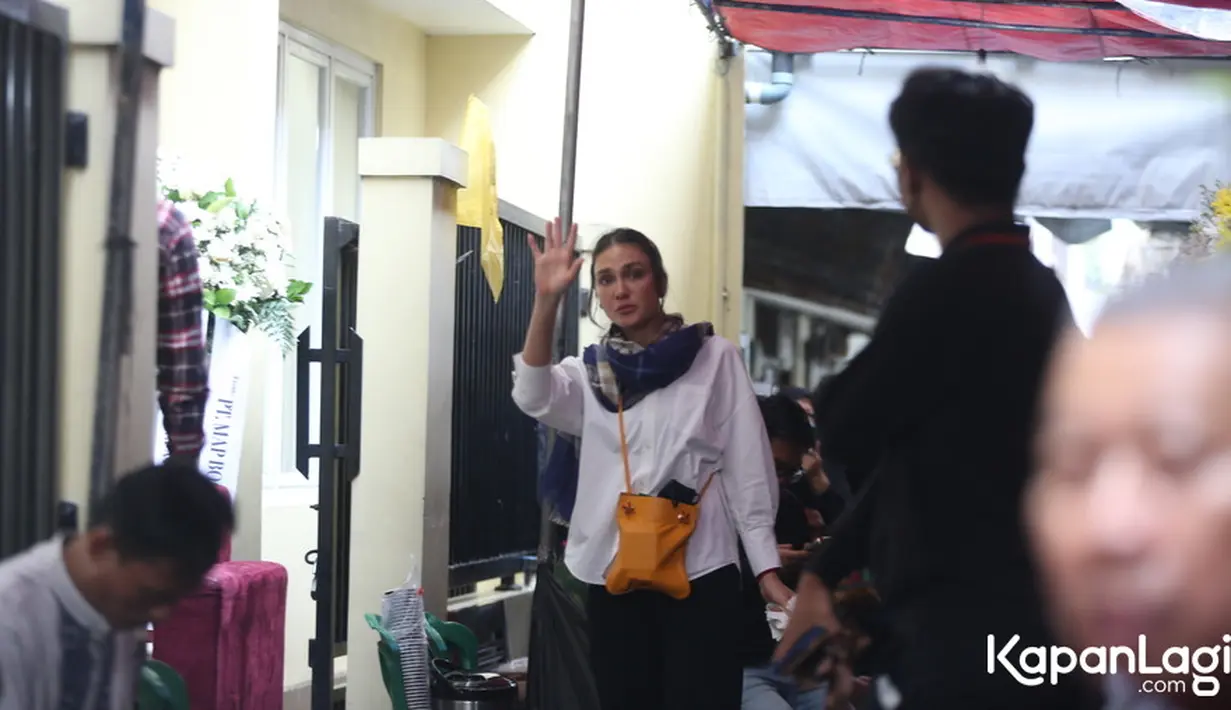 Pemeran dan juga pengusaha itu mengenakan kemeja putih lengan panjang dan celana hitam. [KapanLagi.com/Budy Santoso]