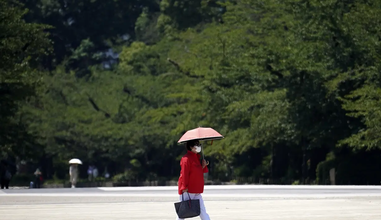 Pejabat cuaca Jepang mengeluarkan peringatan sengatan panas pertama tahun ini untuk Tokyo dan prefektur terdekat, mendesak orang untuk tinggal di dalam rumah dan menghindari olahraga sebanyak mungkin. (AP Photo/Eugene Hoshiko)