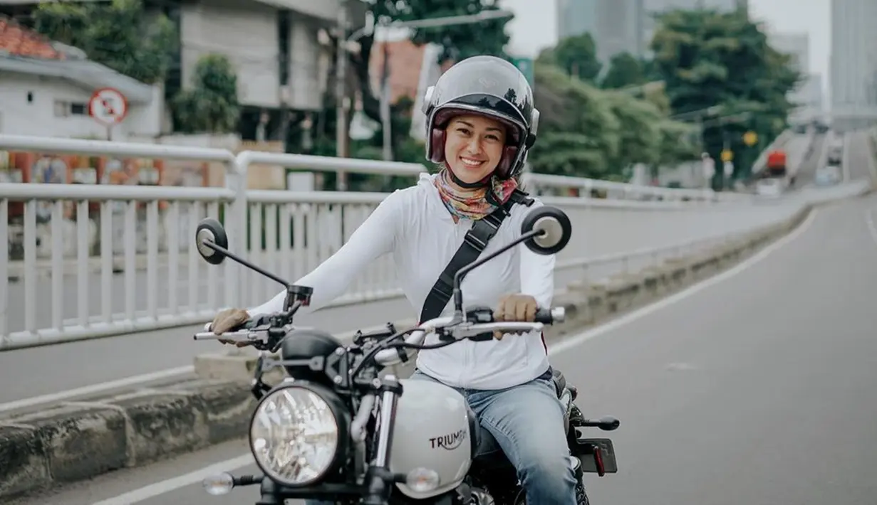 Prisia Nasution bisa dibilang salah satu aktris yang begitu lekat dengan image tangguh. Sejumlah peran wanita pemberani kerap jatuh ke tangannya.  Kini, ia makin tunjukkan diri sebagai pribadi tangguh, Prisia Nasution pun kerap pergi touring mengenakan motor gede atau moge. (Liputan6.com/IG/@prisia)