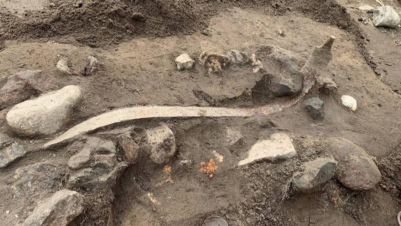 Arkeolog Kaget, Temuan Pelat Besi dalam Makam Kuno Ternyata Helm Romawi dari Abad ke-4
