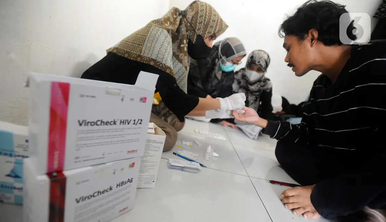 Kegiatan VCT mobile ini adalah kegiatan VCT yang mana lebih kearah “menjemput bola” karena Dinas Kesehatan mendatangi kelompok sasaran. (merdeka.com/Arie Basuki)