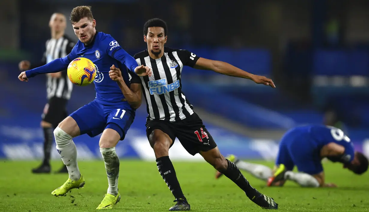 Pemain Chelsea Timo Werner (kiri) berebut bola dengan pemain Newcastle United Isaac Hayden pada pertandingan Liga Inggris di Stamford Bridge Stadium, London, Inggris, Senin (15/2/2021). Chelsea menang 2-0. (Mike Hewitt /Pool via AP)