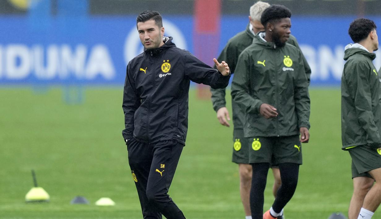 Pelatih Borussia Dortmund, Nuri Sahin memimpin latihan menjelang laga lanjutan Liga Champions 2024/2025 melawan Real Madrid di tempat latihan Dortmund, Jerman, 21 Oktober 2024. (AP Photo/Martin Meissner)