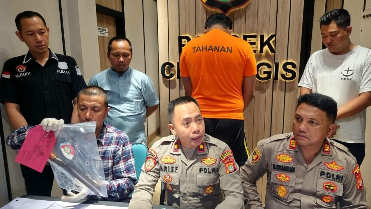 Dimarahi sejak kecil, RA mengaku selalu berusaha kuat di depan orang tuanya. Dia tidak mengungkapkan kekesalan isi hatinya pada orang tua.