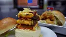 Burger "Durty Donald" dan "Kim Jong Yum" yang baru dibuat di sebuah restoran di Hanoi, Vietnam, 24 Februari 2019. Restoran ini membuat 2 jenis burger khusus untuk menyambut kedatangan Pemimpin Korut, Kim Jong-un dan Presiden AS Donald Trump. (AP/Hau Dinh)