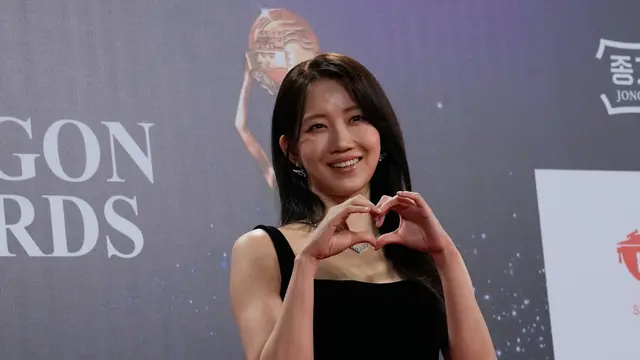 Son Ye Jin-Hyun Bin dan 5 Potret Bintang Korea Selatan Lainnya di Karpet Merah Blue Dragon Film Awards 2025