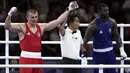 Wasit Indonesia, Muhammad Arisa Putra Pohan saat memimpin pertandingan semifinal tinju Olimpiade Paris 2024 antara petinju Ukraina, Oleksandr Khyzhniak (kiri) melawan petinju Brasil, Wanderley De Souza di North Paris Arena, Villepinte, Prancis, Jumat (02/08/2024). (AP Photo/John Locher)