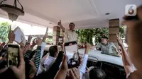 Ketua Umum Partai Gerindra Prabowo Subianto menyapa para relawan usai menghadiri acara peresmian rumah pemenangan relawan di Menteng, Jakarta, Selasa (15/8/2023).