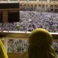 Umat muslim melakukan tawaf keliling Kabah selama menjalani ibadah umrah di Masjidil Haram, Mekkah, 4 Mei 2018. Banyak umat muslim yang menyambut bulan Ramadan dengan menjalankan ibadah umrah ke tanah suci. (AP Photo/Amr Nabil)