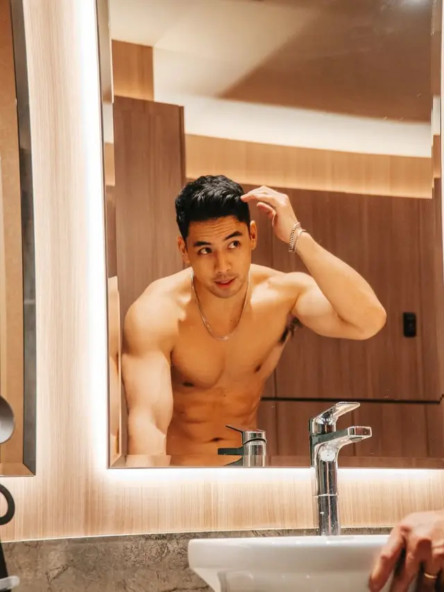 Yoshi Sudarso pamer otot di gym. (credit:instagram.com/yoshi_sudarso)