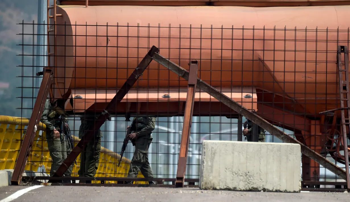 Pasukan militer Venezuela berjaga saat memblokir perbatasan dengan Kolombia di Jembatan Tienditas, Cucuta, Kolombia, Rabu (6/2). Presiden Venezuela Nicolas Maduro berulang kali membantah negaranya tengah menghadapi krisis kemanusiaan. (Raul Arboleda/AFP)