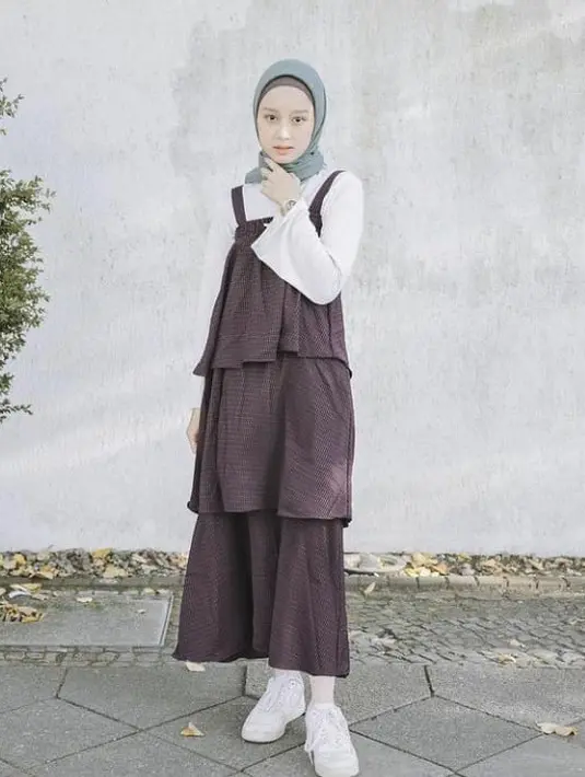Untuk tampilan yang kekinian, kamu bisa lho memakai ruffle dress dan hijab segi empat. Gunakan manset putih sebagai inner. (Instagram/gitasav).