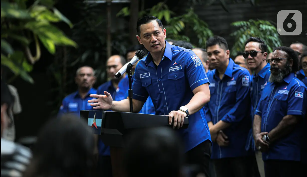 Ketua Umum Partai Demokrat Agus Harimurti Yudhoyono (AHY) menyoroti sejumlah isu politik terbaru dalam jumpa pers awal tahun di DPP Partai Demokrat, Jakarta, Kamis (12/1/2023). AHY berharap tahapan pemilu bisa berjalan dengan lancar hingga 2024. Dia juga meminta agar KPU dan Bawaslu bisa menjalankan amanah sebagai penyelenggara pemilu dengan independen dan netral. (Liputan6.com/Faizal Fanani)