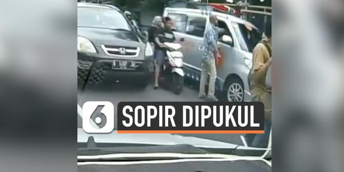 VIDEO: Viral, Pria Pukul Sopir Ambulans di Pinggir Jalan