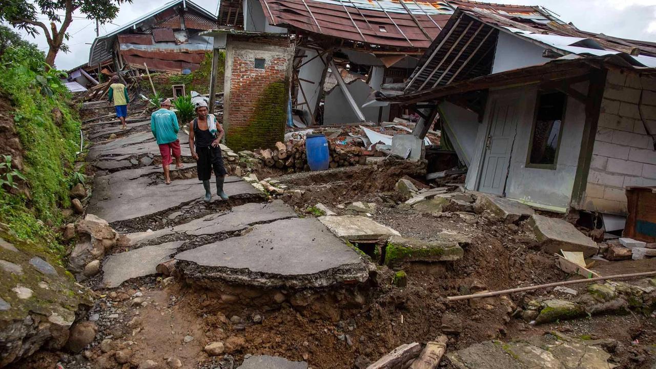 FOTO: Ribuan Warga Padasari Mengungsi Akibat Tanah Bergerak