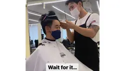 Potret Jesse Choi saat potong rambut. (Foto: Instagram/ maudyayunda)