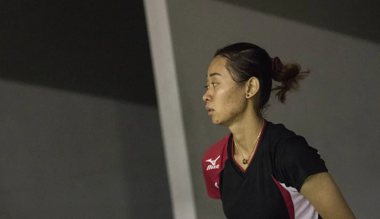Pebulutangkis tunggal putri Indonesia, Maria Febe, melakukan pemanasan saat akan berlatih bersama tim pelatnas PBSI. (Bola.com/Vitalis Yogi Trisna)
