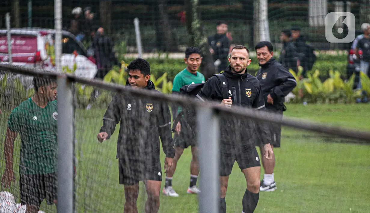 Pesepak bola Timnas Indonesia tiba untuk latihan menjelang laga leg pertama kontra Vietnam pada semifinal Piala AFF 2022, di Lapangan A Kompleks Gelora Bung Karno, Jakarta, Rabu (4/1/2023). Skuad Garuda – julukan Timnas Indonesia –akan menjamu Vietnam pada semifinal Leg 1 Piala AFF 2022, Jumat 6 Januari 2023 mendatang. (Liputan6.com/Faizal Fanani)