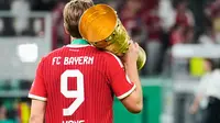 Harry Kane berhasil mencetak hattrick saat Bayern Munchen menang 3-0 atas VfB Stuttgart pada laga final DFB Pokal musim ini di Olympiastadion Berlin, Minggu (24/05/2026) dini hari WIB. Berkat hasil tersebut, Die Bayern berhasil menjuarai DFB Pokal sekaligus mengawinkan gelar dengan Bundesliga. (AP Photo/Ebrahim Noroozi)