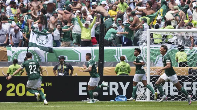 Paulinho (tengah) dari Palmeiras