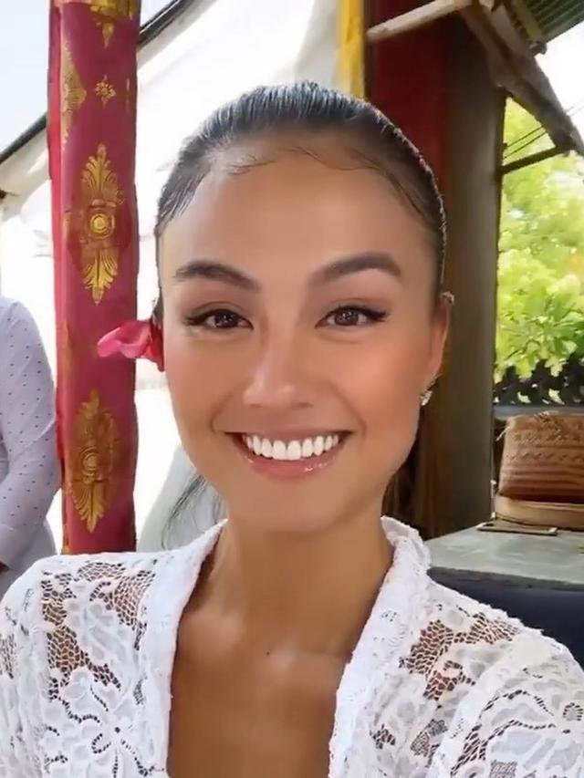Potret Agnez Mo Pakai Kebaya Tradisional Bali (sumber: instagram/agnezmo)