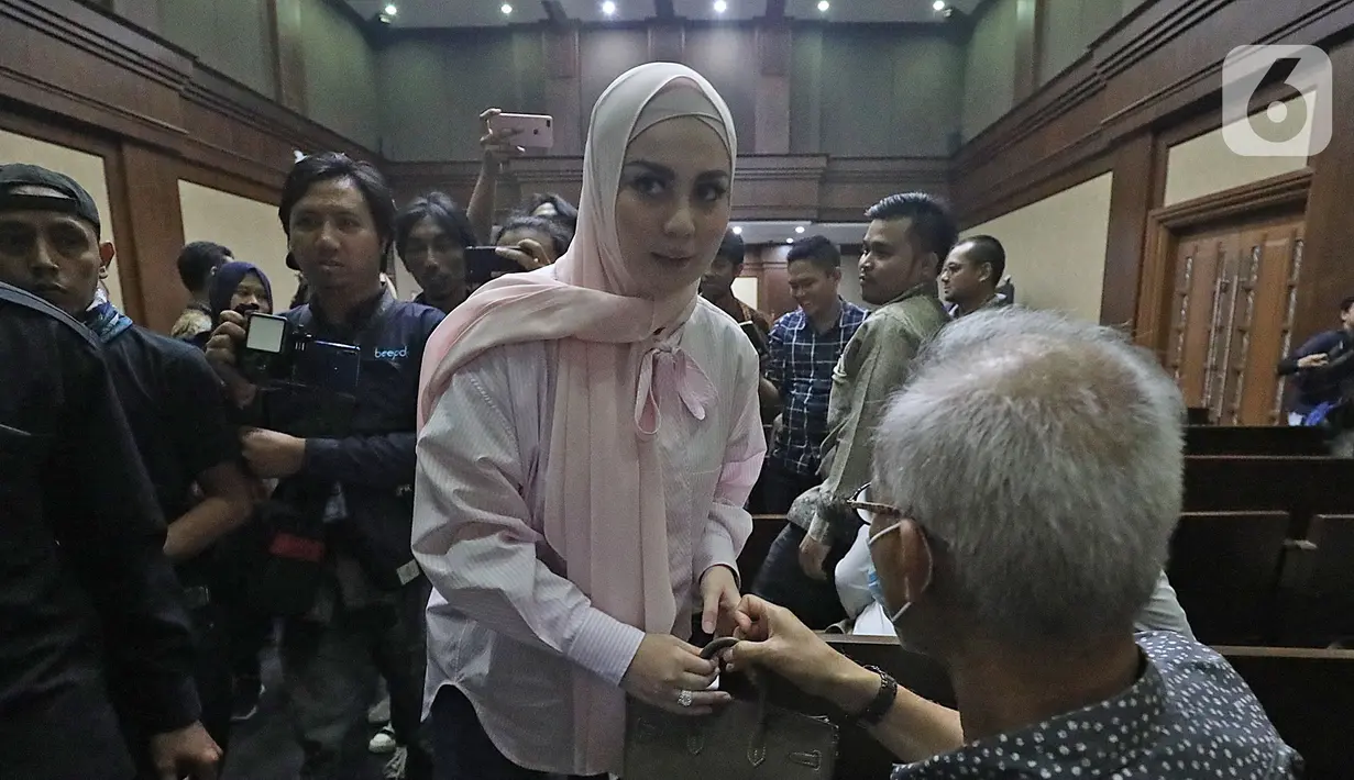 Artis Jennifer Dunn saat menjadi saksi dalam sidang TPPU dan korupsi alkes di Pemprov Banten dan Pemkot Tangsel dengan terdakwa Tubagus Chaeri Wardana di Pengadilan Tipikor, Jakarta, Kamis (12/3/2020). Sidang beragendakan mendengar keterangan saksi JPU KPK. (Liputan6.com/Herman Zakharia)