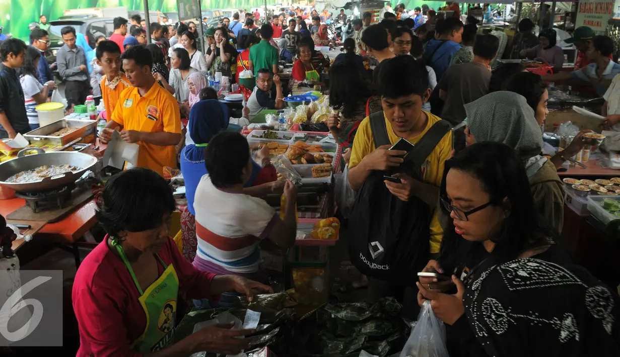 Aktivitas jual beli di Pasar Takjil Benhil, Jakarta, Senin (6/6). Harga yang relatif murah menjadikan pasar ini kerap ramai selama Ramadan. (Liputan6.com/Gempur M Surya)