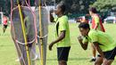 Yustinus Pae (kiri) dan Yohanis Tjoe berteduh dari sengatan matahari saat jeda latihan. (bola.com/Arief Bagus)