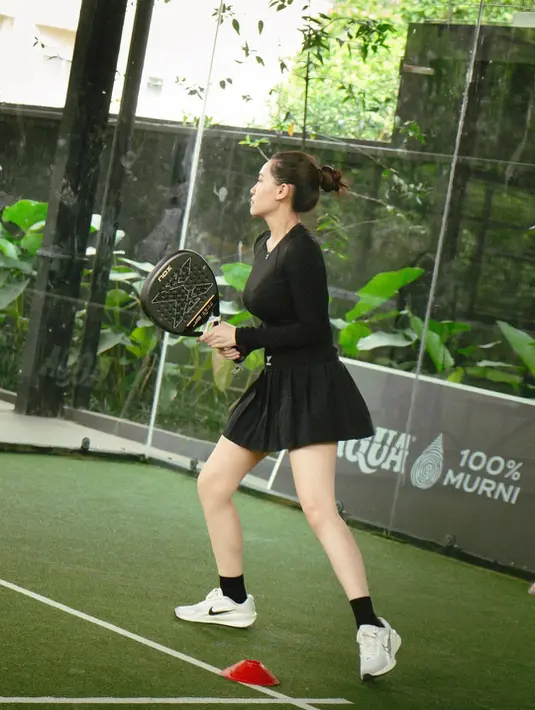 Lengkapi busana padelnya yang serba hitam, Aaliyah Massaid kenakan sepatu Nike dan kaus kaki hitam [@aaliyah.massaid]