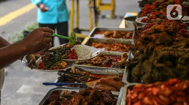 Lauk-pauk disajikan di warung nasi kapau di kawasan Senen, Jakarta Pusat, Senin (19/10/2020). Pelonggaran pembatasan sosial berskala besar (PSBB) kembali ke fase transisi disambut baik oleh para pelaku usaha kuliner karena pengunjung dapat kembali bersantap di tempat. (Liputan6.com/Faizal Fanani)