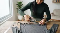 Cara Memotong Kaos Panjang Tanpa Mesin Jahit, Hasil Tetap Rata dan Nyaman Dipakai