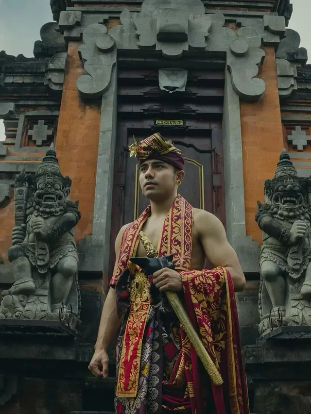 6 Gaya Riza Syah Pakai Baju Adat Bali, Dipuji Makin Tampan