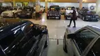 Pengunjung melihat mobil bekas yang dijual di bursa mobil bekas Mall Blok M, Jakarta, Jumat (8/10/2021). Sempat sangat redup, kini penurunan level PPKM membuat pasar mobil bekas berangsur pulih. (Liputan6.com/Angga Yuniar)
