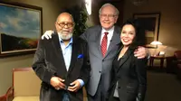 Warren Buffett melelang kesempatan makan siang bersamanya guna menggalang dana bagi yayasan amal. (Sumber laman Facebook milik Cecil Williams via Huffington Post)