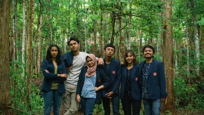 Segera Tayang di Bioskop, Ini 7 Potret Kebersamaan Pemain Film KKN Di Desa Penari