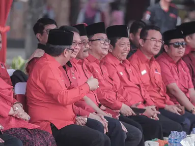 Basuki Tjahaja Purnama  dan Djarot Saiful Hidayat saat menghadiri upacara HUT ke-74 RI di Jakarta, Sabtu (17/8/2019). Upacara HUT ke-74 Kemerdekaan RI tersebut diikuti ratusan kader dan simpatisan partai PDIP. (Liputan6.com/Faizal Fanani)