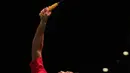 Jonatan Christie saat membalikan kok Khosit Phetpradab dari Thailand pada final tunggal putra SEA Games 2017 di Axiata Arena, Malaysia, pada Selasa (29/8). Jonathan berhasil menang dengan skor 21-19, 21-10. (Liputan6.com/Faizal Fanani)